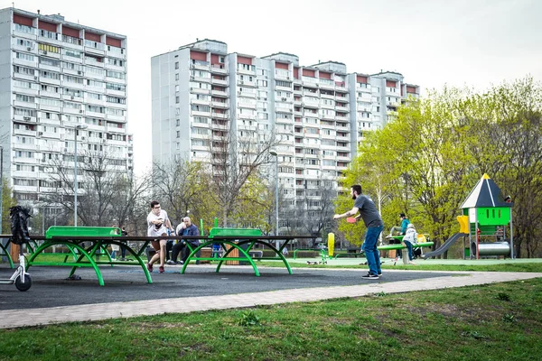 Moskva, Ryssland-maj 1, 2019: människor som spelar Bordtennis utomhus i parken, Moscow City. — Stockfoto