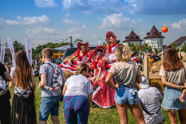 МОСКВА, РОССИЯ - 27 июля 2019 года: Люди отдыхают на фестивале кальянов JohnCalliano . — стоковое фото