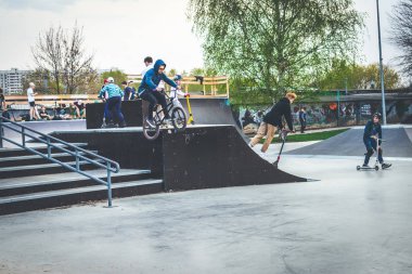 Moskova, Rusya - 1 Mayıs 2019: Paten parkında eğlenen gençler.