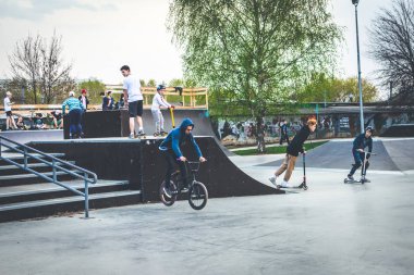 Moskova, Rusya - 1 Mayıs 2019: Paten parkında eğlenen gençler.