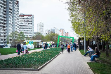 Moskova, Rusya - 1 Mayıs 2019: İnsanlar parkta dinleniyor.