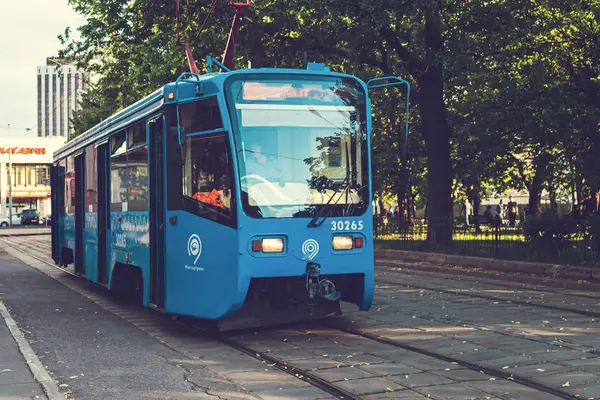Moskwa, Rosja-2 czerwca 2019: niebieski tramwaj na dworcu. — Zdjęcie stockowe