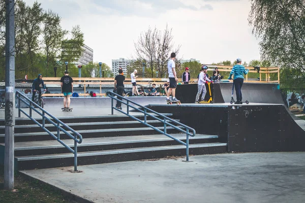 Moskwa, Rosja-1 maja 2019: Nastolatki bawią się w skateparku. — Zdjęcie stockowe