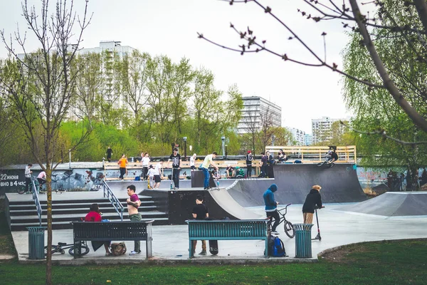 MOSCOW, RÚSSIA - MAIO 1, 2019: Adolescentes se divertindo em um parque de skate . — Fotografia de Stock