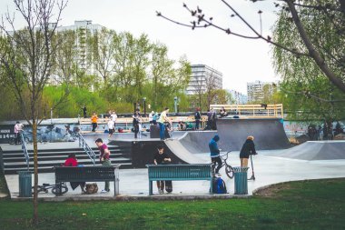 Moskova, Rusya - 1 Mayıs 2019: Paten parkında eğlenen gençler.
