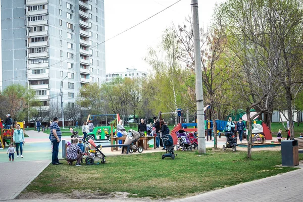MOSCÚ, RUSIA - 1 DE MAYO DE 2019: Colorido parque infantil en el patio en el parque . —  Fotos de Stock