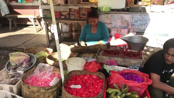 印度尼西亚巴厘岛 - 2019年2月21日：巴厘岛传统食品市场上午。市场上的人. — 图库视频影像