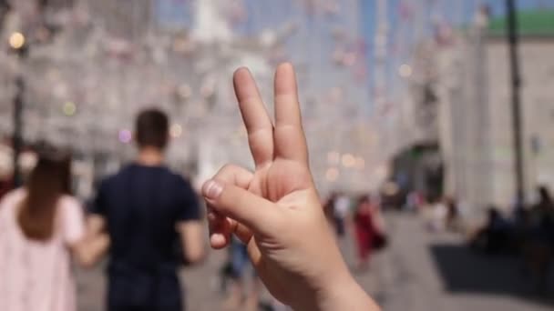 Teenager hand on blurred background, outdoors. — Stock Video