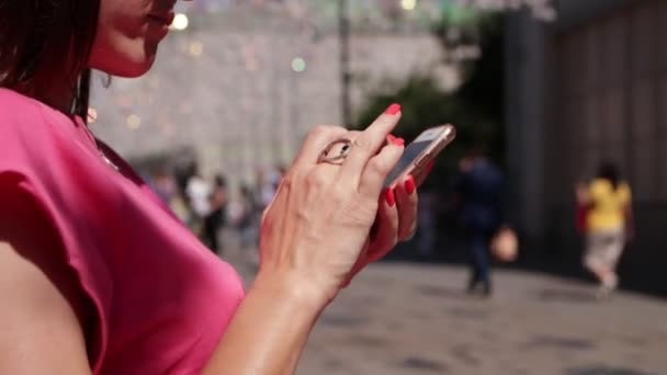 Jonge vrouw met behulp van smartphone op straat. Vrouw, mobiele telefoon, chating. — Stockvideo