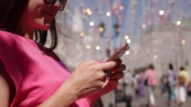 Jovem usando smartphone na rua. Feminino, celular, conversando . — Vídeo de Stock