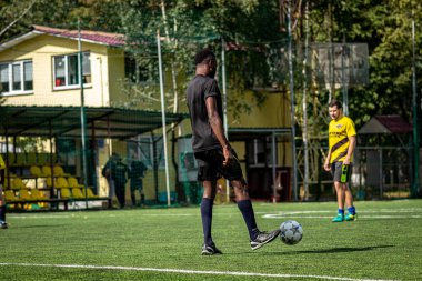 Moskova, Rusya - 24 Ağustos 2019: Oyunda futbolcular. Moskova Amatör Ligi.