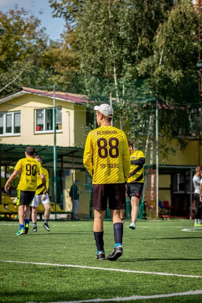 MOSCOW, RÚSSIA - 24 de agosto de 2019: Jogadores de futebol no jogo. Liga Amador em Moscou . — Fotografia de Stock