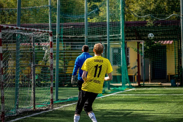 MOSCÚ, RUSIA - 24 de agosto de 2019: Jugadores de fútbol en el juego. Liga amateur en Moscú . — Foto de Stock
