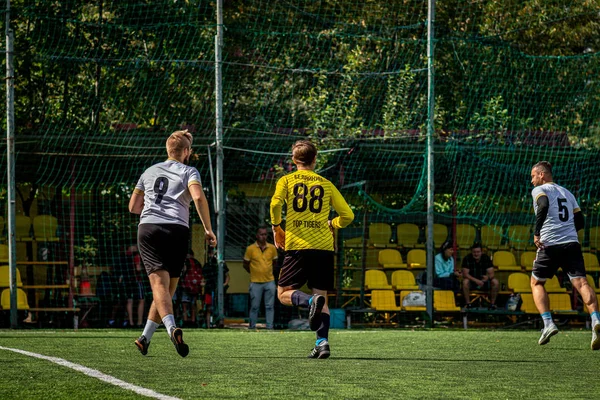 MOSCÚ, RUSIA - 24 de agosto de 2019: Jugadores de fútbol en el juego. Liga amateur en Moscú . — Foto de Stock