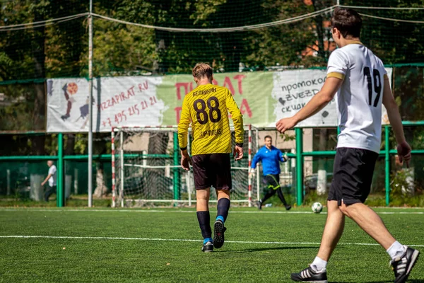 MOSCOW, RUSSIA - AUGUST 24, 2019: Soccer players in game. Amateur league in Moscow. — Stock Photo, Image