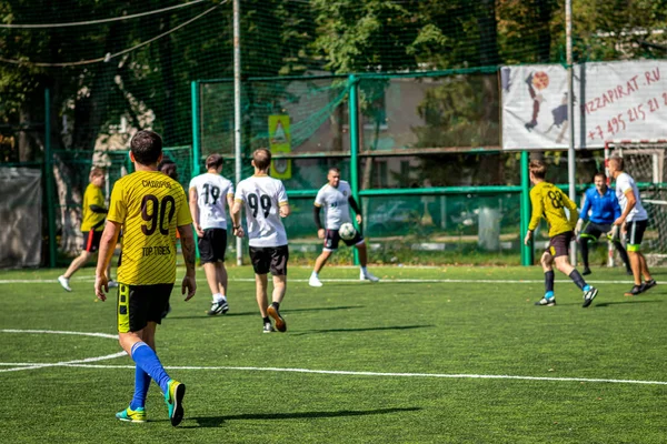 Москва, Росія-24 серпня 2019: футбольні гравці в грі. Любительська Ліга в Москві. — стокове фото