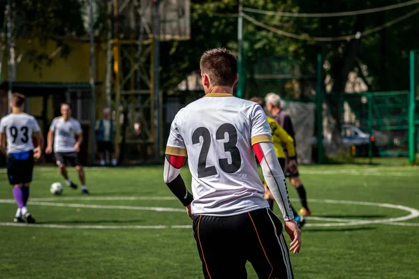 Moskva, Rusko-24. srpna 2019: fotbalisté ve hře. Amatérská liga v Moskvě. — Stock fotografie