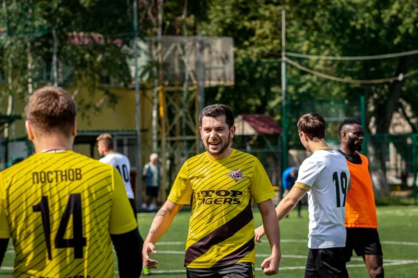 Moskova, Rusya - 24 Ağustos 2019: Oyunda futbolcular. Moskova Amatör Ligi.