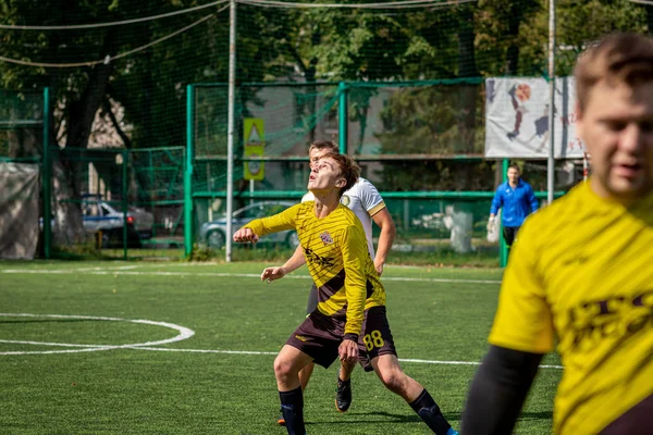 MOSCÚ, RUSIA - 24 de agosto de 2019: Jugadores de fútbol en el juego. Liga amateur en Moscú . — Foto de Stock