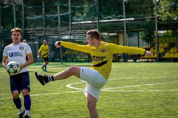 MOSCOW, RÚSSIA - 24 de agosto de 2019: Jogadores de futebol no jogo. Liga Amador em Moscou . — Fotografia de Stock