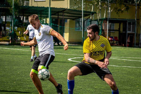 MOSCOW, RUSSIA - AUGUST 24, 2019: Soccer players in game. Amateur league in Moscow. — Stock Photo, Image