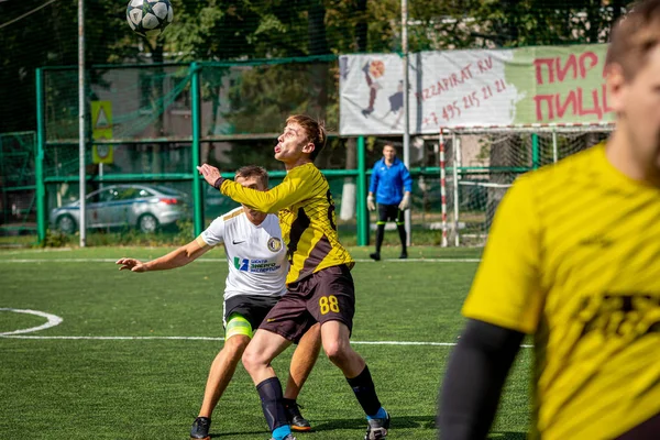 MOSCOW, RÚSSIA - 24 de agosto de 2019: Jogadores de futebol no jogo. Liga Amador em Moscou . — Fotografia de Stock