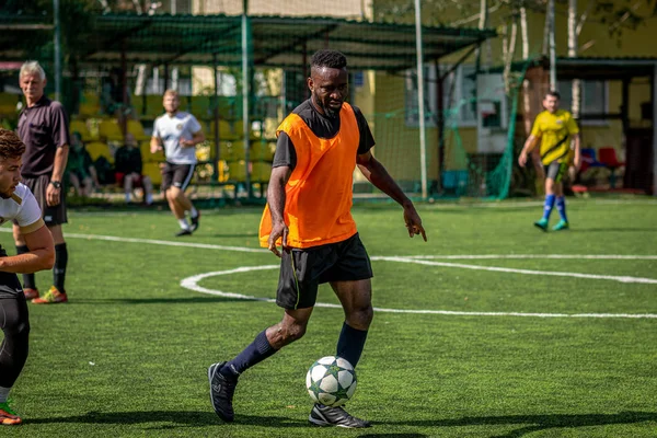 Moskva, Rusko-24. srpna 2019: fotbalisté ve hře. Amatérská liga v Moskvě. — Stock fotografie