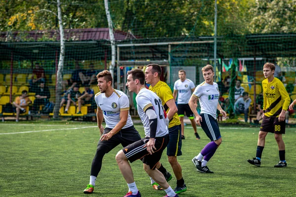 MOSCÚ, RUSIA - 24 de agosto de 2019: Jugadores de fútbol en el juego. Liga amateur en Moscú . —  Fotos de Stock