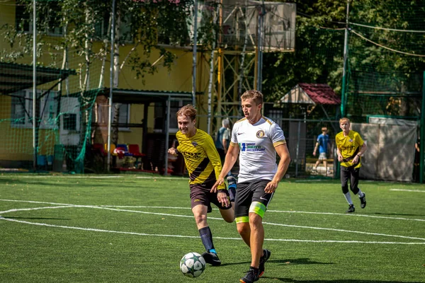 Moskva, Rusko-24. srpna 2019: fotbalisté ve hře. Amatérská liga v Moskvě. — Stock fotografie