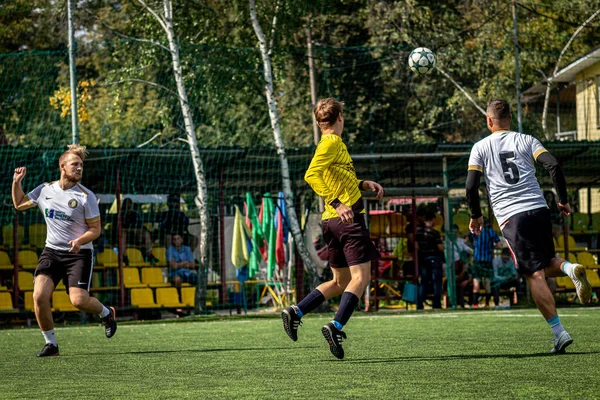 MOSCOW, RÚSSIA - 24 de agosto de 2019: Jogadores de futebol no jogo. Liga Amador em Moscou . — Fotografia de Stock