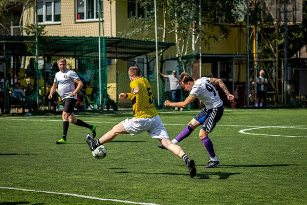 MOSCÚ, RUSIA - 24 de agosto de 2019: Jugadores de fútbol en el juego. Liga amateur en Moscú . — Foto de Stock