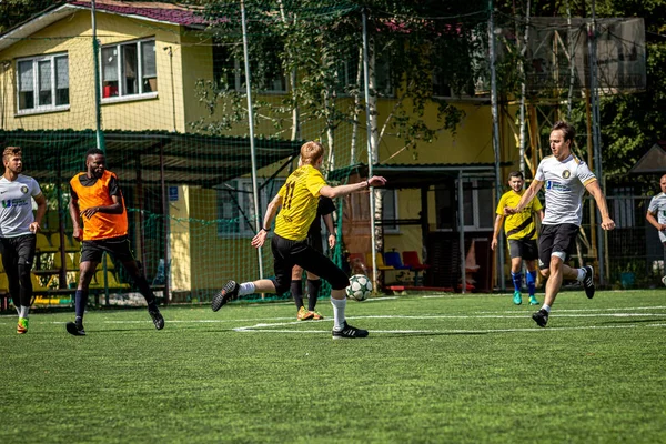 俄罗斯莫斯科 - 2019年8月24日：足球运动员在游戏中。莫斯科业余联赛. — 图库照片
