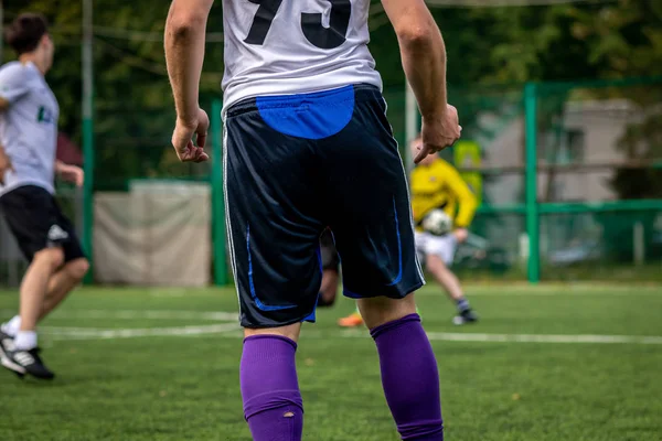 MOSCOW, RUSSIA - AUGUST 24, 2019: Soccer players in game. Amateur league in Moscow. — Stock Photo, Image