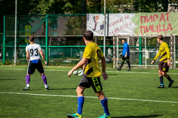 Moskva, Ryssland-24 augusti 2019: fotbollsspelare i spelet. Amatör ligan i Moskva. — Stockfoto