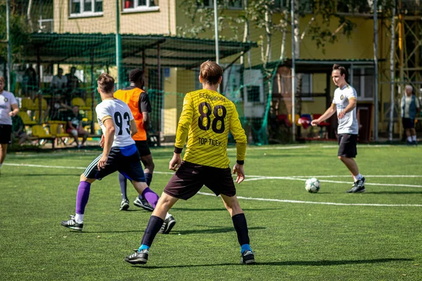 Москва, Росія-24 серпня 2019: футбольні гравці в грі. Любительська Ліга в Москві. — стокове фото