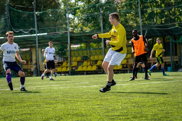 MOSCÚ, RUSIA - 24 de agosto de 2019: Jugadores de fútbol en el juego. Liga amateur en Moscú . — Foto de Stock