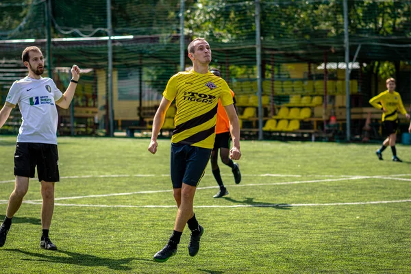 MOSCOW, RÚSSIA - 24 de agosto de 2019: Jogadores de futebol no jogo. Liga Amador em Moscou . — Fotografia de Stock