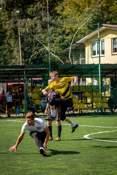 Moskva, Ryssland-24 augusti 2019: fotbollsspelare i spelet. Amatör ligan i Moskva. — Stockfoto