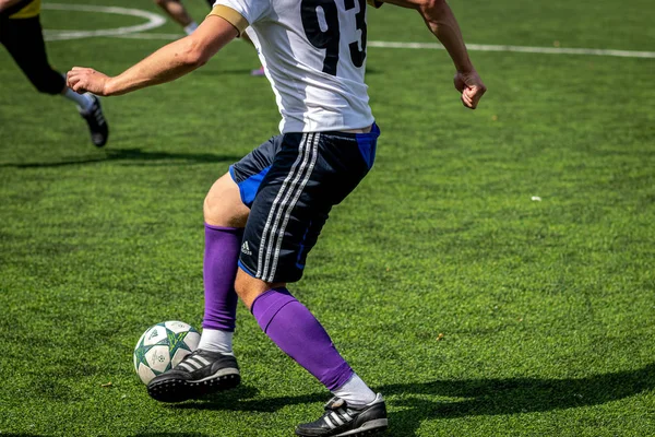 MOSCOW, RÚSSIA - 24 de agosto de 2019: Jogadores de futebol no jogo. Liga Amador em Moscou . — Fotografia de Stock