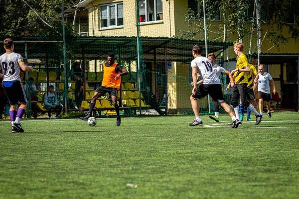 Moskva, Ryssland-24 augusti 2019: fotbollsspelare i spelet. Amatör ligan i Moskva. — Stockfoto