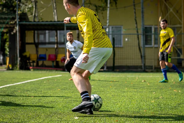 MOSCOW, RUSSIA 24 Agustus 2019: Pemain sepak bola dalam permainan. Amatir liga di Moskow . — Stok Foto