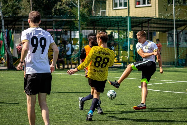 Moskova, Rusya - 24 Ağustos 2019: Oyunda futbolcular. Moskova Amatör Ligi.