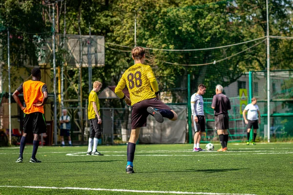 MOSCOW, RUSSIA - AUGUST 24, 2019: Soccer players in game. Amateur league in Moscow. — Stock Photo, Image