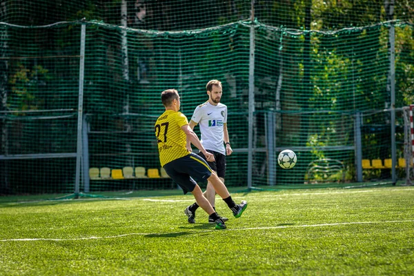 MOSCOW, RUSSIA 24 Agustus 2019: Pemain sepak bola dalam permainan. Amatir liga di Moskow . — Stok Foto