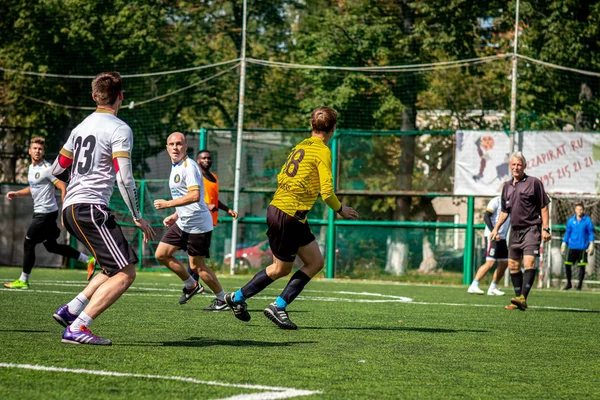 MOSCÚ, RUSIA - 24 de agosto de 2019: Jugadores de fútbol en el juego. Liga amateur en Moscú . — Foto de Stock