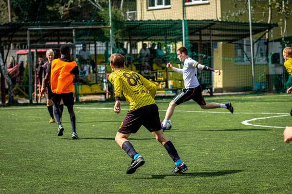 MOSCOW, RUSSIA - AUGUST 24, 2019: Fodboldspillere i spillet. Amatør liga i Moskva . - Stock-foto