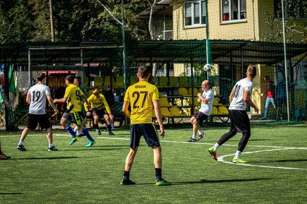 MOSCÚ, RUSIA - 24 de agosto de 2019: Jugadores de fútbol en el juego. Liga amateur en Moscú . — Foto de Stock