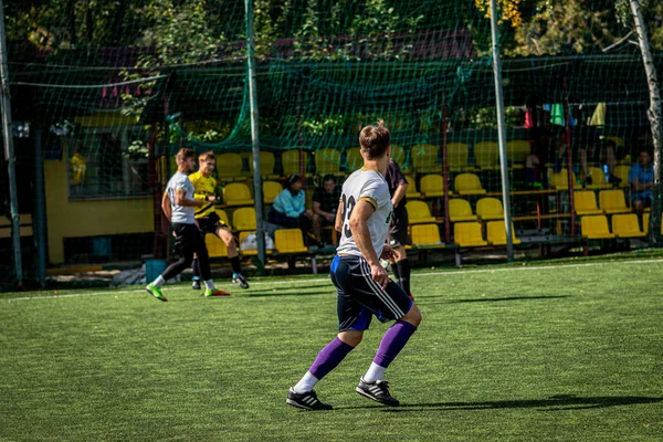 MOSCOW, RUSSIA 24 Agustus 2019: Pemain sepak bola dalam permainan. Amatir liga di Moskow . — Stok Foto