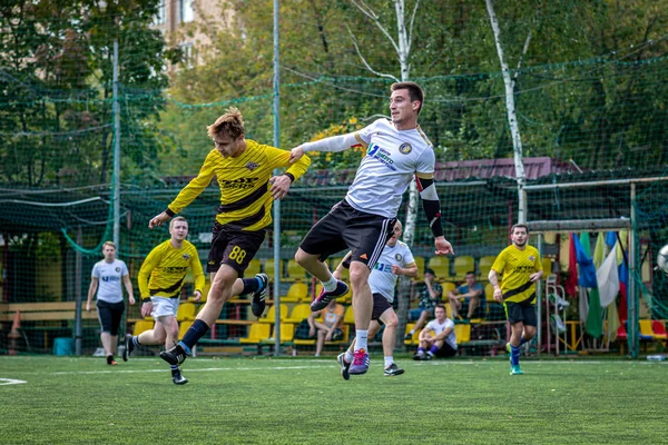 MOSCOW, RÚSSIA - 24 de agosto de 2019: Jogadores de futebol no jogo. Liga Amador em Moscou . — Fotografia de Stock