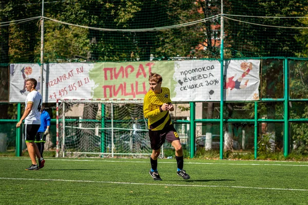 MOSCOW, RUSSIA - AUGUST 24, 2019: Soccer players in game. Amateur league in Moscow. — Stock Photo, Image